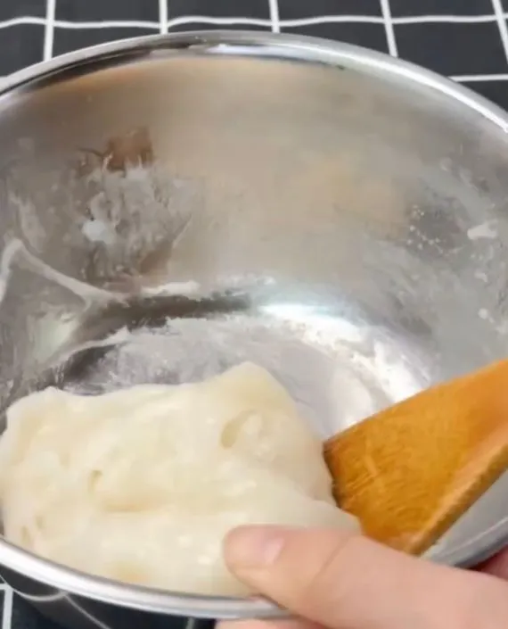 お餅を木べらでやわらかくこねている様子