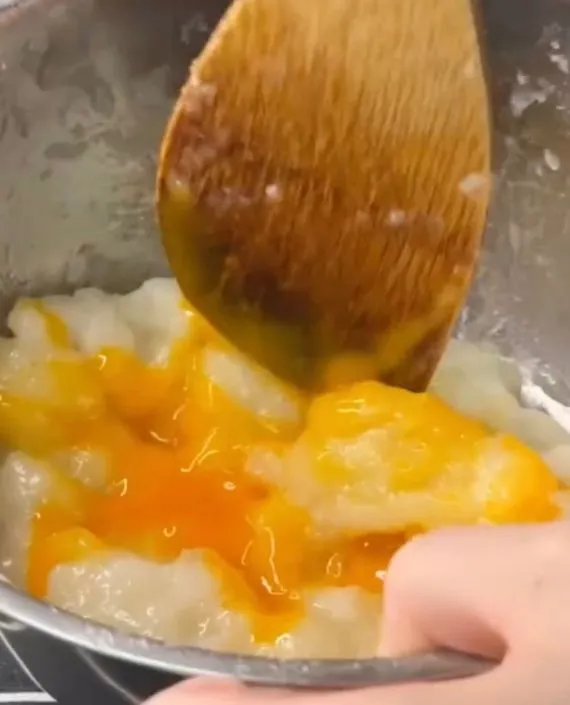 お餅と卵黄を混ぜている様子