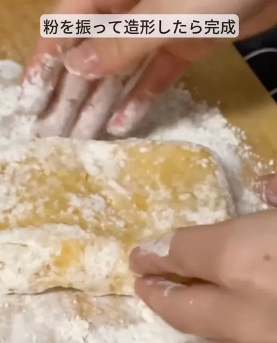 お餅に打ち粉をかけている様子