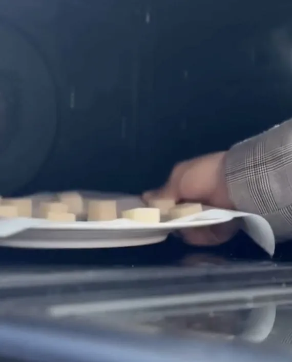 電子レンジにお餅を入れている様子