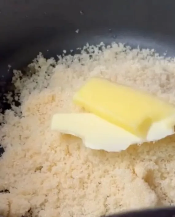 砂糖とバターを加熱している様子