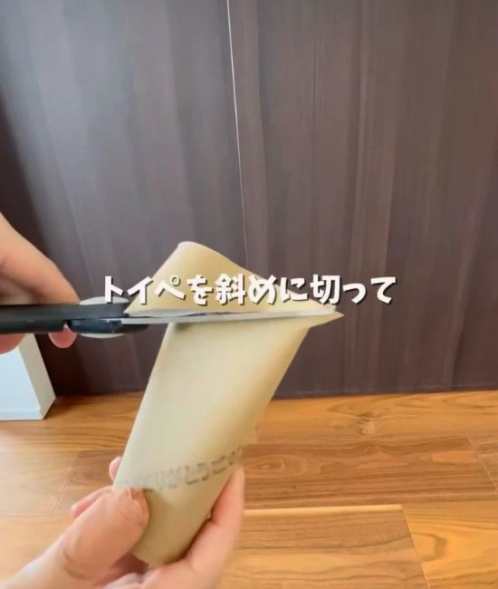 トイレットペーパーをカットする様子