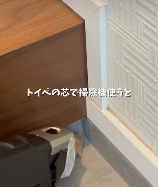 玄関を掃除する様子