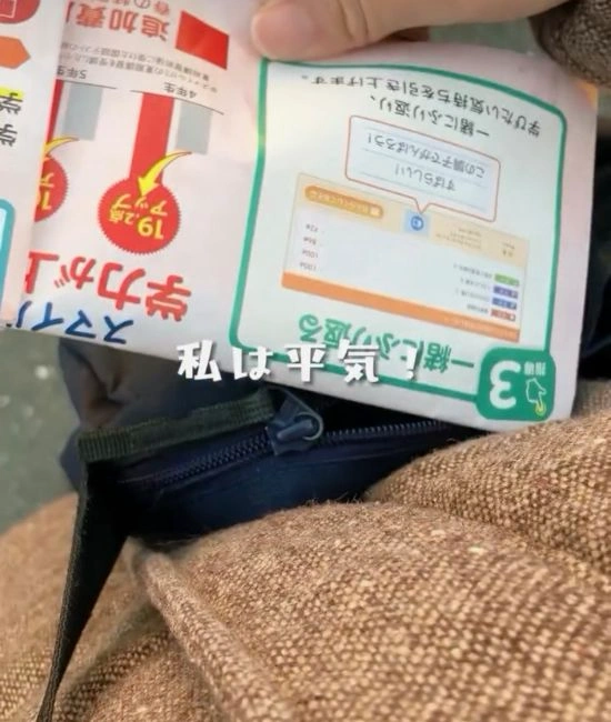 カバンから蓋つきゴミ袋を取り出す様子