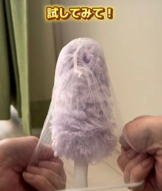 ハンディモップに水切りネットを被せる様子