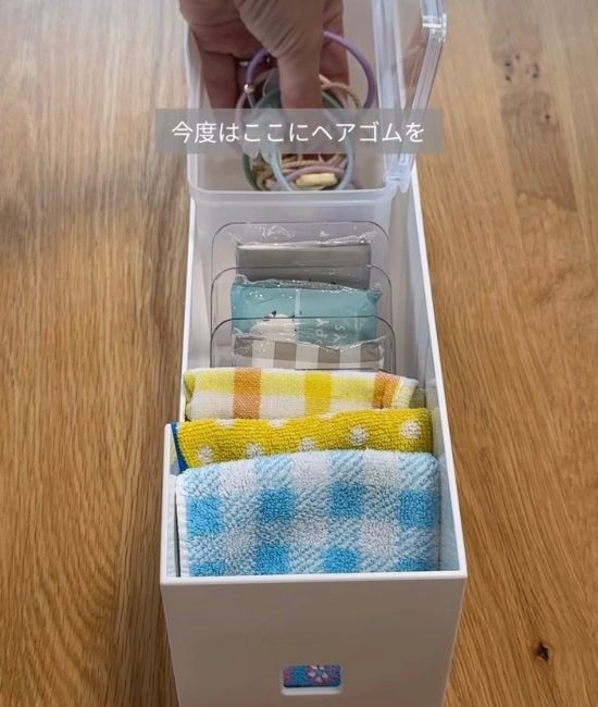 ヘアゴムを入れる様子