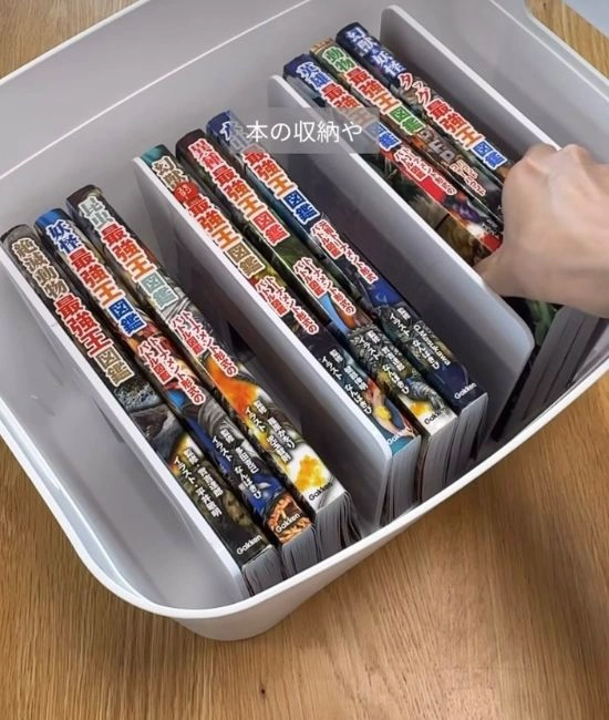 本を収納する様子