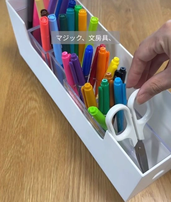 文房具を収納する様子