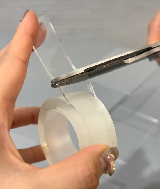 両面テープをカットする様子