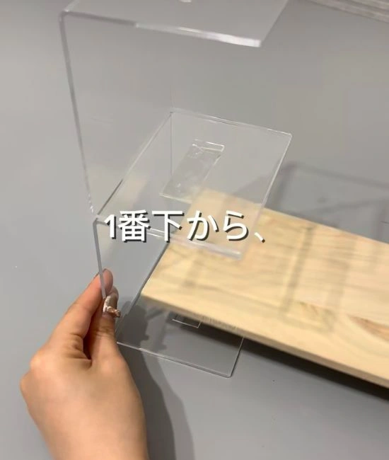 1番下の段を貼りつける様子