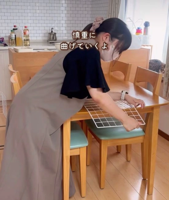 ワイヤーネットを曲げる様子