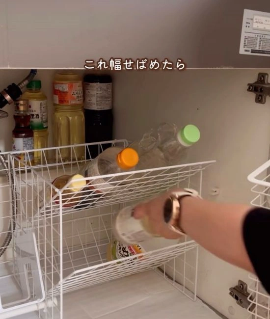 調味料をのせる様子