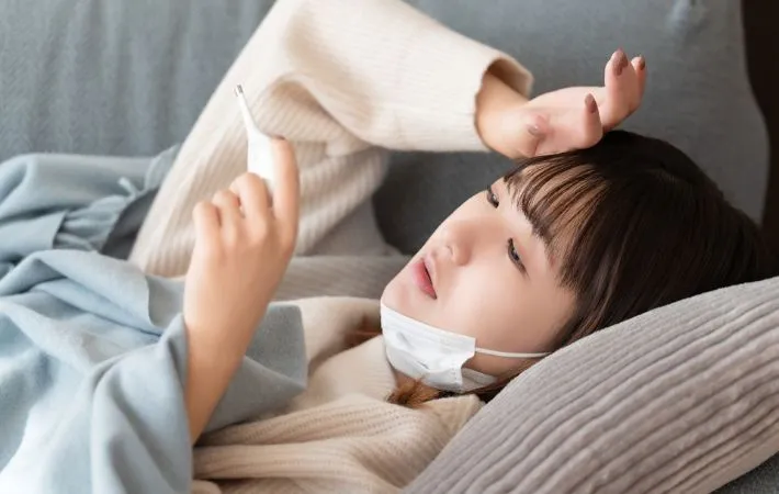 体温を測る女性の写真