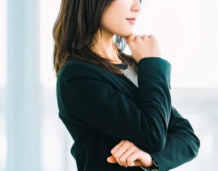 考え込んでいる女性