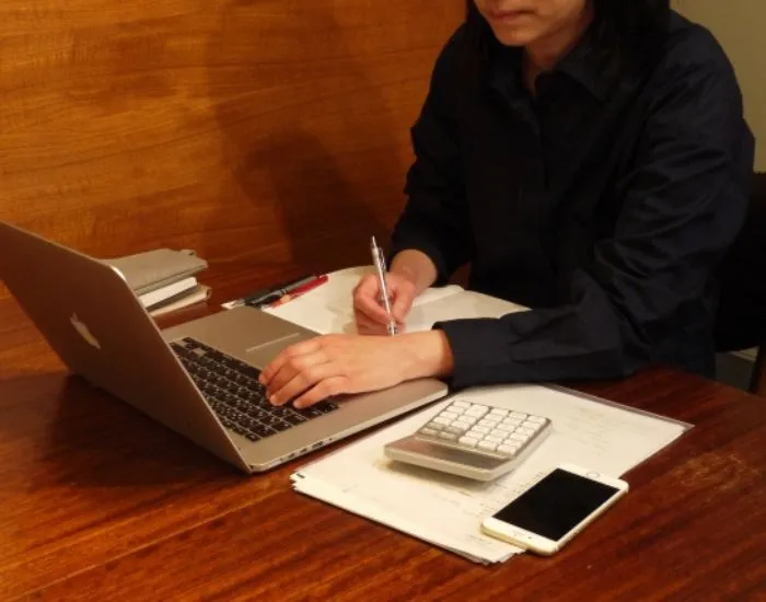 夜にパソコン作業をする人