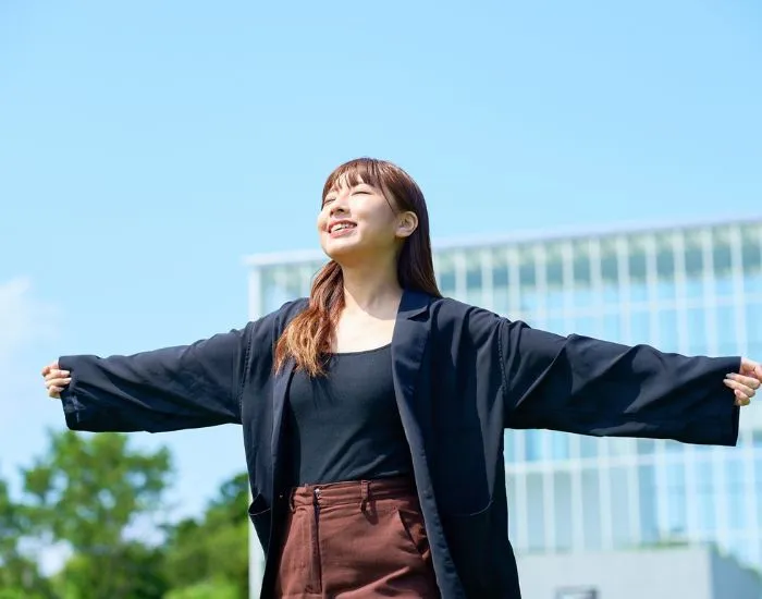 深呼吸している女性