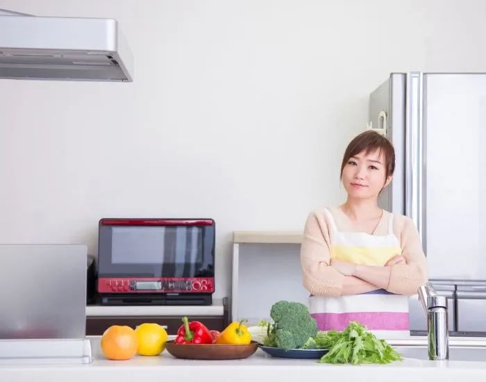 腕を組んでいる女性