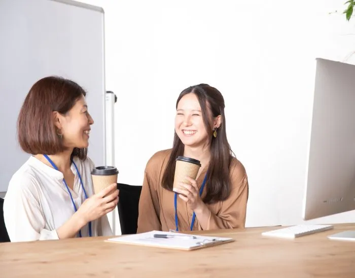 オフィスで談笑する2人の女性