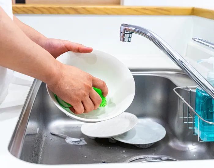 大きな皿を洗っている様子