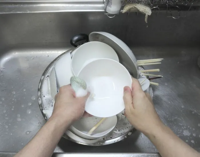 油汚れの皿を洗っている様子
