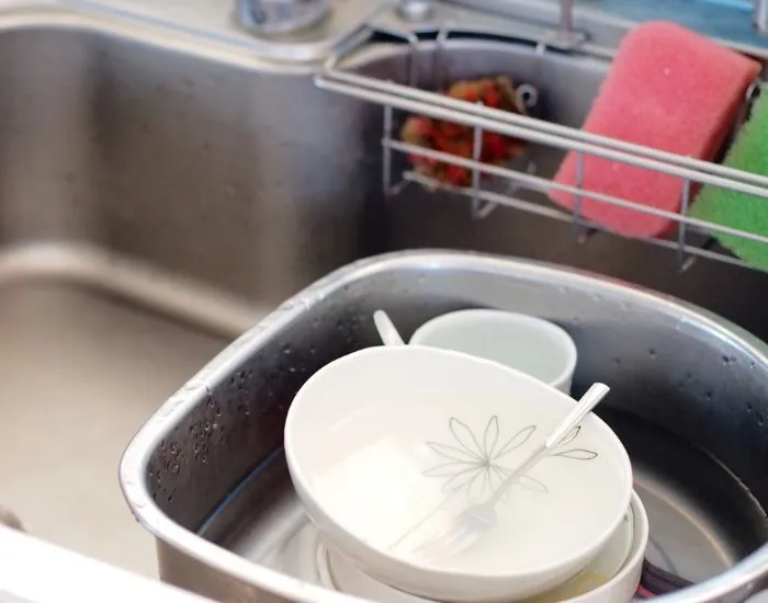 皿をつけ置きしている様子