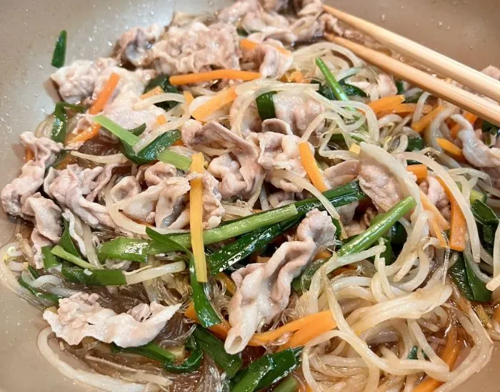 フライパンで料理している様子