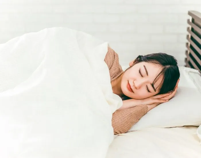 横向きで寝ている女性