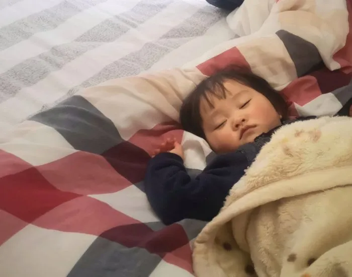 仰向けで寝ている子供