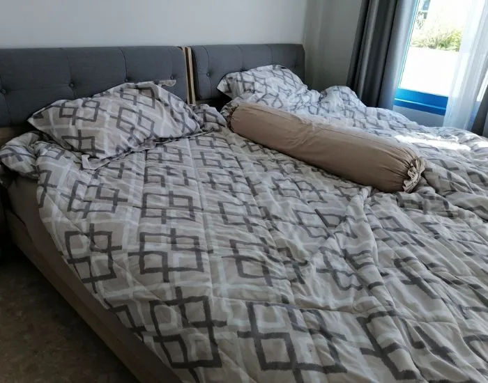 抱き枕が置いてあるベッド