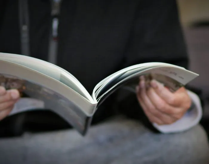 雑誌を眺めている人