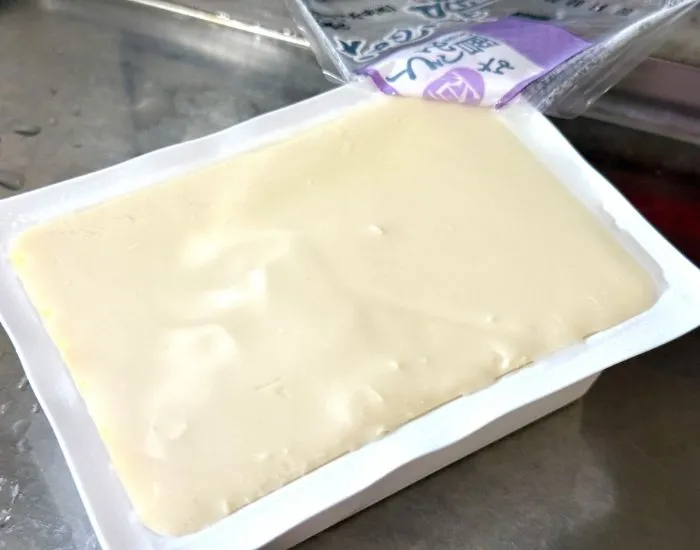 きれいにフィルムが剥がされた豆腐パック