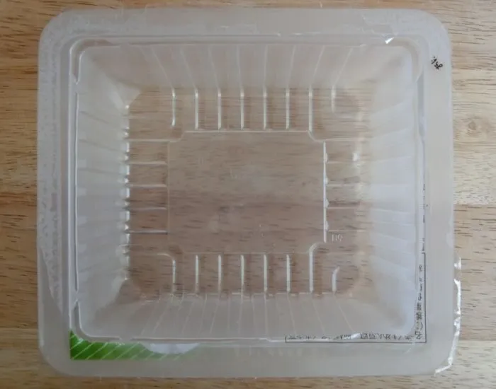 フィルムが縁に残った豆腐パック