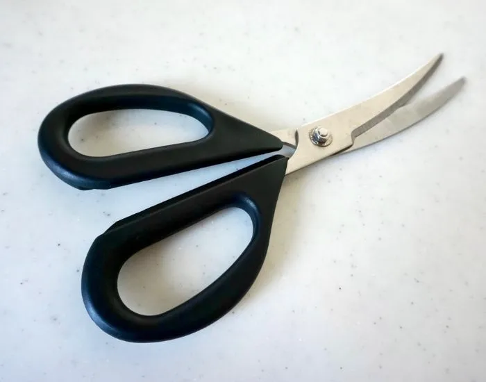 黒いキッチンバサミ