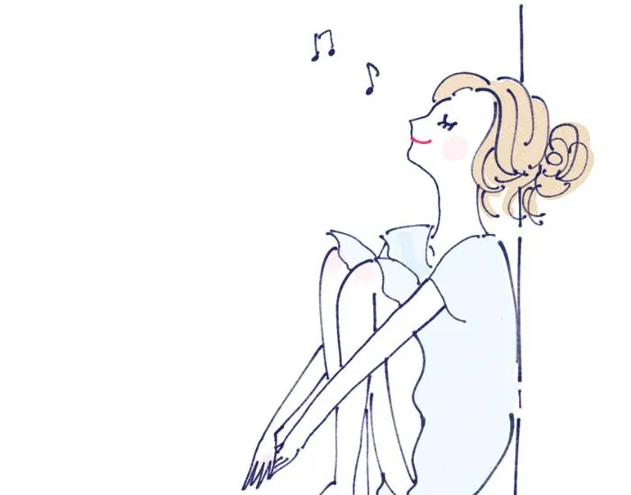 窓辺でリラックスしている女性