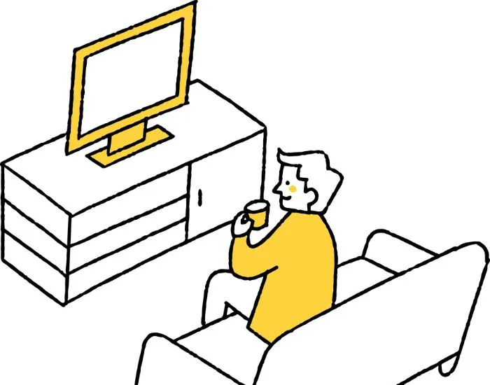 テレビを見ている男性