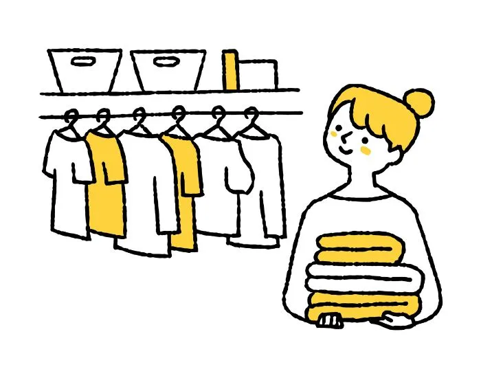 片づけをしている女性