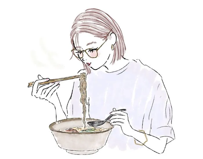 ラーメンをすする女性