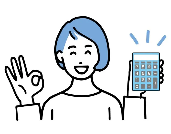 電卓を片手に持って満面の笑みを浮かべる女性