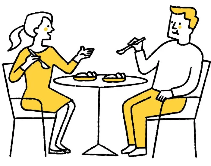 レストランで食事をするカップル