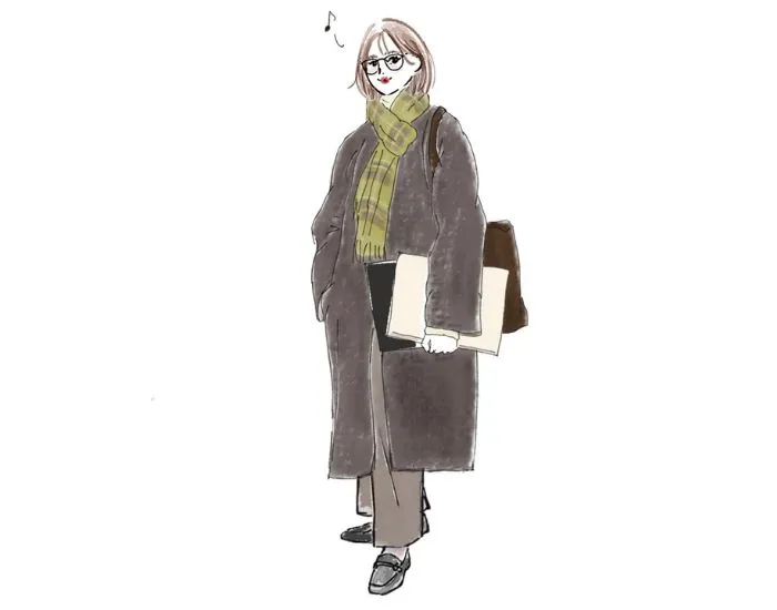 コートを着てポーズをとる女性