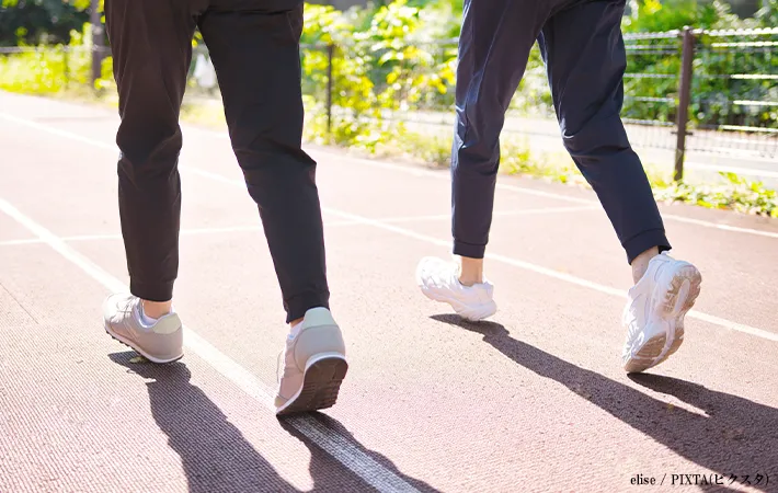 かかとから着地する