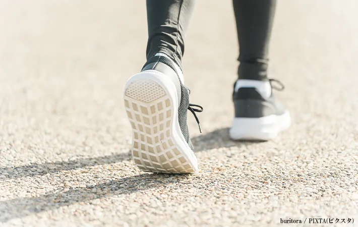 つま先で地面を蹴って足を前に出す