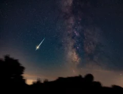 【2026年】しぶんぎ座流星群のピークはいつ？時間帯や方角、見える場所まで、観測のポイントを解説！