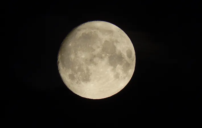 ウルフムーンの色は普段の満月と違う？