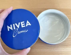 ニベア青缶の写真（撮影：grapeライフハック編集部）