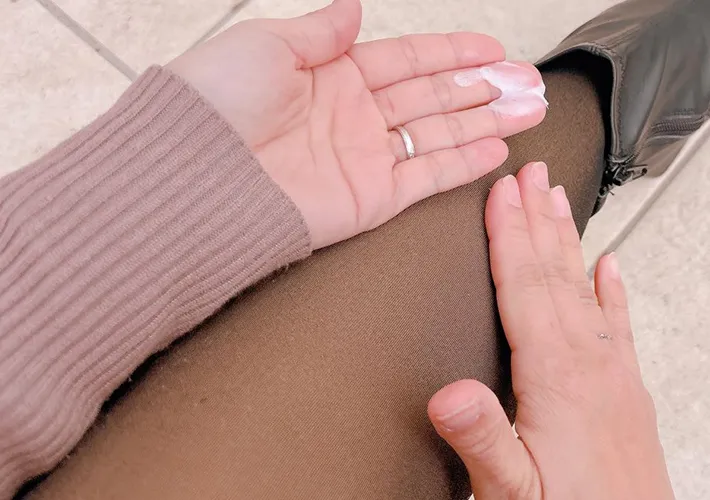 ハンドクリームを塗るの写真（撮影：キジカク）