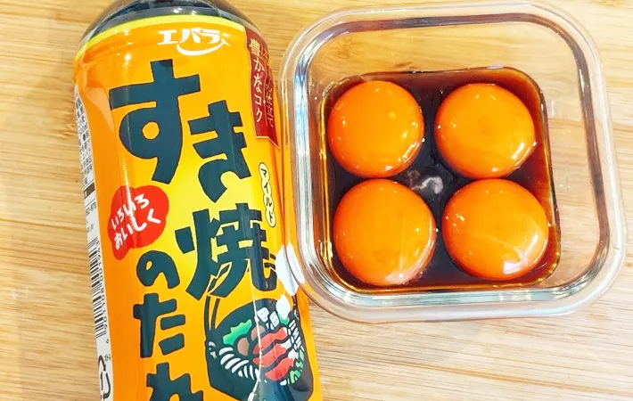 『卵黄漬けと肉そぼろのおにぎり』を作る写真（撮影：キジカク）