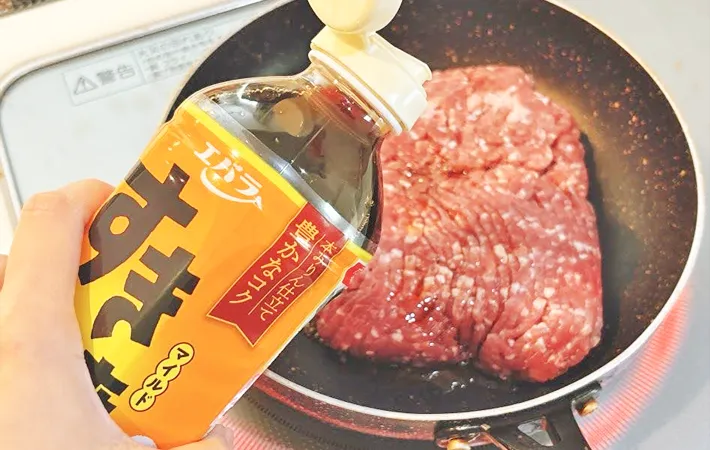 『卵黄漬けと肉そぼろのおにぎり』を作る写真（撮影：キジカク）