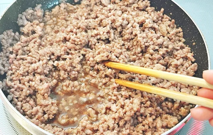 『卵黄漬けと肉そぼろのおにぎり』を作る写真（撮影：キジカク）