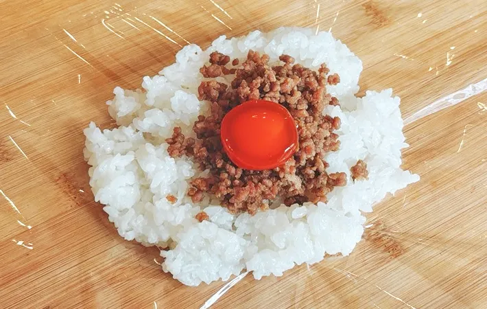 『卵黄漬けと肉そぼろのおにぎり』を作る写真（撮影：キジカク）